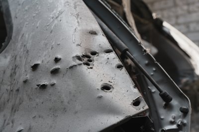 Уламками побило автівку у Харкові Уламками побило автівку у Харкові