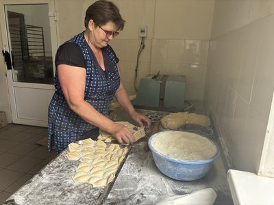 "Розвозили хліб у важкодоступні села". Як в умовах війни працює хлібзавод в Андріяшівській громаді "Розвозили хліб у важкодоступні села". Як в умовах війни працює хлібзавод в Андріяшівській громаді