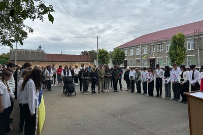 Загинув на Луганщині: в Ізмаїлі відкрили меморіальну дошку полеглому прикордоннику Загинув на Луганщині: в Ізмаїлі відкрили меморіальну дошку полеглому прикордоннику