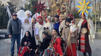 Показали український вертеп: у Миколаєві колядники збирають донати для ЗСУ Показали український вертеп: у Миколаєві колядники збирають донати для ЗСУ