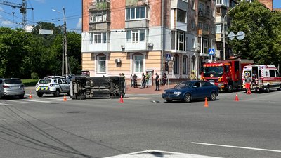 Проїхав на червоне світло: у середмісті Чернігова перекинулося авто