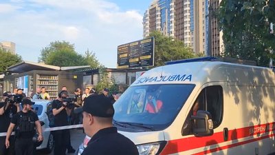 "Швидка" від'їжджає від будівлі Шевченківського суду Києва, 5 липня, 2023 "Швидка" від'їжджає від будівлі Шевченківського суду Києва, 5 липня, 2023