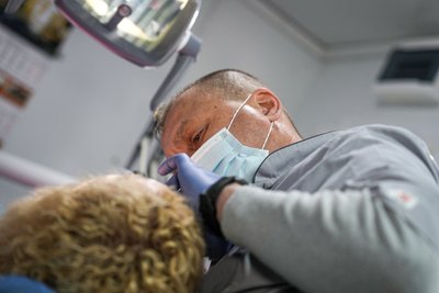Безоплатно — для військових та їхніх родин: на Сумщині працює пересувний стоматологічний кабінет Безоплатно — для військових та їхніх родин: на Сумщині працює пересувний стоматологічний кабінет