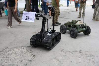 Роботизовані системи, які зустрічали відвідувачів у день відкриття виставки Роботизовані системи, які зустрічали відвідувачів у день відкриття виставки