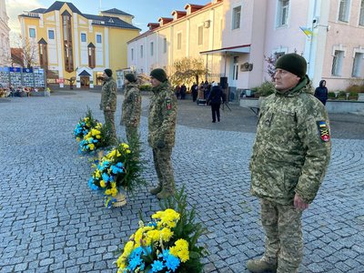 Тисяча днів повномасштабної війни: у Вінниці вшанували пам'ять загиблих оборонців Тисяча днів повномасштабної війни: у Вінниці вшанували пам'ять загиблих оборонців