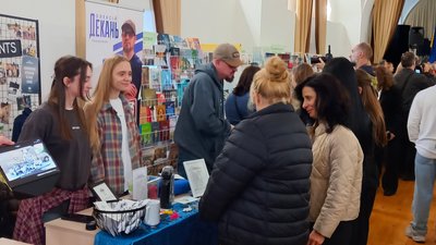 В Ужгороді провели 15-ту виставку-ярмарок «Книга-фест», яка об'єднала понад 20 видавництв В Ужгороді провели 15-ту виставку-ярмарок «Книга-фест», яка об'єднала понад 20 видавництв