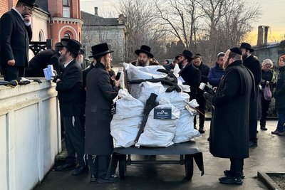 Рештки книг, які залишились після пожежі у Синагозі на Буковині Рештки книг, які залишились після пожежі у Синагозі на Буковині