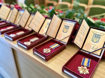 У громаді на Вінниччині родинам полеглих захисників передали державні нагороди У громаді на Вінниччині родинам полеглих захисників передали державні нагороди