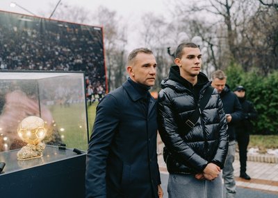 Андрій Шевченко привіз "Золотий м'яч" в Україну на честь 20-річчя отримання нагороди Андрій Шевченко привіз "Золотий м'яч" в Україну на честь 20-річчя отримання нагороди