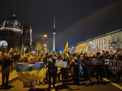 Серед учасників була експолітбранка Умерова: У Берліні пройшла проукраїнська акція, де нагадали про заручників Кремля Серед учасників була експолітбранка Умерова: У Берліні пройшла проукраїнська акція, де нагадали про заручників Кремля