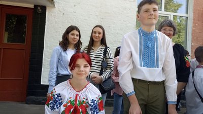 На Житомирщині у День вишиванки діти влаштували благодійний ярмарок, щоб зібрати гроші для ЗСУ