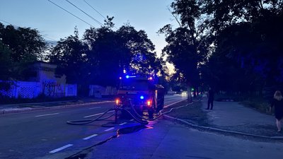 У Чернігові в районі вулиці Любецької горить колишня поліклініка У Чернігові в районі вулиці Любецької горить колишня поліклініка