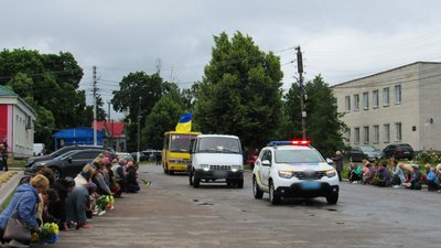 Поховання військових на Чернігівщині: в останню путь провели трьох воїнів ЗСУ Поховання військових на Чернігівщині: в останню путь провели трьох воїнів ЗСУ