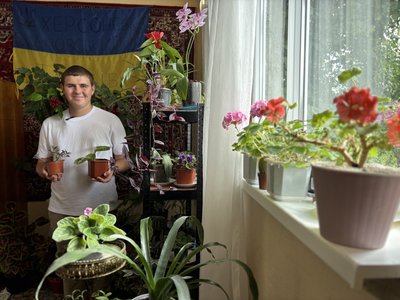 З окупації на Буковину: як квіти допомагають 19-річному переселенцю з Херсонщини З окупації на Буковину: як квіти допомагають 19-річному переселенцю з Херсонщини