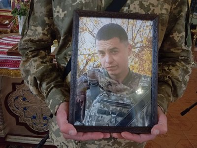 У Хмельницькому попрощалися із двома загиблими захисниками — Владиславом Кручініним та Євгеном Максимчуком У Хмельницькому попрощалися із двома загиблими захисниками — Владиславом Кручініним та Євгеном Максимчуком