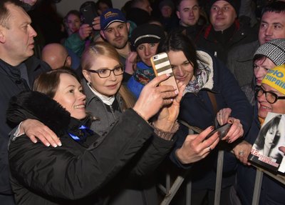 Колишня прем'єр-міністерка на народна депутатка України Юлія Тимошенко позує для селфі з прихильниками під час мітингу у Львові, 26 березня 2019 року. Тимошенко тоді балотувалась на президентських виборах Колишня прем'єр-міністерка на народна депутатка України Юлія Тимошенко позує для селфі з прихильниками під час мітингу у Львові, 26 березня 2019 року. Тимошенко тоді балотувалась на президентських виборах