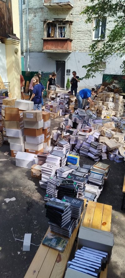 Команда видавництва та волонтери рятують книжки Команда видавництва та волонтери рятують книжки