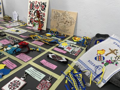 Надіслали 300 виробів з різних куточків країни. До Дня вишиванки представили виставку "Вишивана Херсонщина" Надіслали 300 виробів з різних куточків країни. До Дня вишиванки представили виставку "Вишивана Херсонщина"