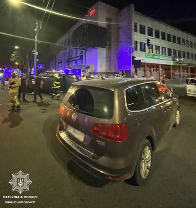У центрі Рівного зіткнулись два авто, одне з них — перекинулось на бік У центрі Рівного зіткнулись два авто, одне з них — перекинулось на бік