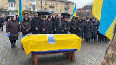 "Погинув за нас всіх": із військовослужбовцем Олегом Криницьким попрощались у Сарнах на Рівненщині "Погинув за нас всіх": із військовослужбовцем Олегом Криницьким попрощались у Сарнах на Рівненщині