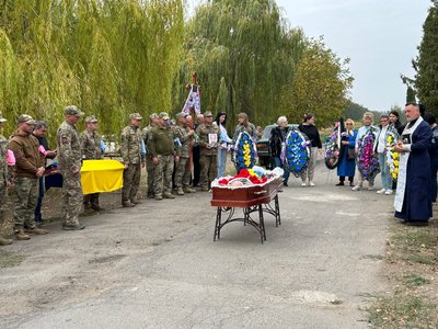 Схилили голови: в Умані на Черкащині попрощалися із захисником Схилили голови: в Умані на Черкащині попрощалися із захисником