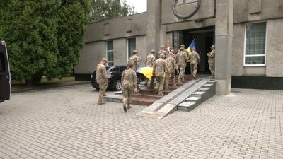 Із 45-річним солдатом Вадимом Хмелевським попрощалися у Рівному Із 45-річним солдатом Вадимом Хмелевським попрощалися у Рівному