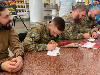 "Укрпошта" презентувала лімітовані марки на честь 10-річчя бригади "Азов" "Укрпошта" презентувала лімітовані марки на честь 10-річчя бригади "Азов"