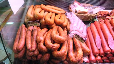Ковбасні вироби на прилавках ринку Ковбасні вироби на прилавках ринку