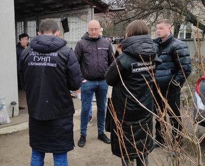 У Житомирі затримали чоловіка, який продавав на заправці ручні гранати У Житомирі затримали чоловіка, який продавав на заправці ручні гранати