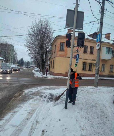 Дорожні роботи на Житомирщині: спецтехніка та комунальні служби забезпечують безпеку руху Дорожні роботи на Житомирщині: спецтехніка та комунальні служби забезпечують безпеку руху