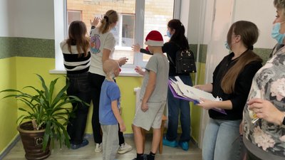 "Це дуже допомагає долати їм хворобу": як волонтери прикрашали вікна із пацієнтами в дитячій лікарні на Рівненщині "Це дуже допомагає долати їм хворобу": як волонтери прикрашали вікна із пацієнтами в дитячій лікарні на Рівненщині