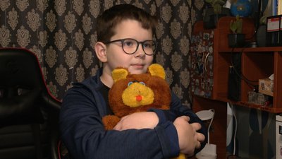 "Бабусю, а ти точно не помреш, мене не залишиш?": у Чернігові хлопчик, який втратив маму, чекає на батька з полону "Бабусю, а ти точно не помреш, мене не залишиш?": у Чернігові хлопчик, який втратив маму, чекає на батька з полону