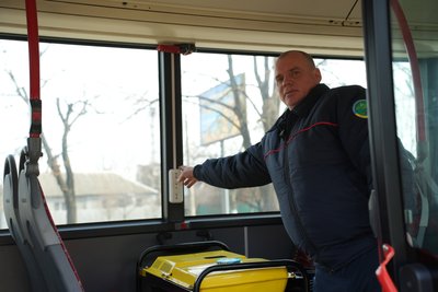 Водій автобуса швидкого реагування Андрій Суворов, березень 2025 року Водій автобуса швидкого реагування Андрій Суворов, березень 2025 року