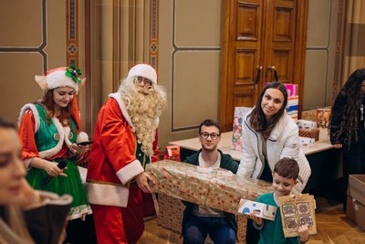 Вручення персональних подарунків дітям у межах проєкту "СВЯТКYOU" у 2024 році Вручення персональних подарунків дітям у межах проєкту "СВЯТКYOU" у 2024 році
