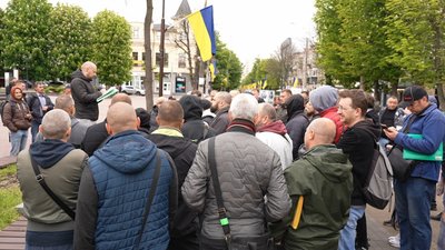 "Є ті, які записувались 8 травня і досі не пройшли": сотні чоловіків у черзі до Хмельницького міського ТЦК та СП "Є ті, які записувались 8 травня і досі не пройшли": сотні чоловіків у черзі до Хмельницького міського ТЦК та СП