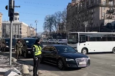 Через обмеження руху транспорту у центрі Києва утворилися затори Через обмеження руху транспорту у центрі Києва утворилися затори