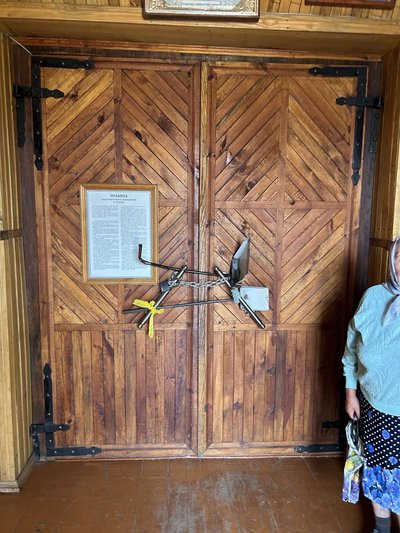 В селищі Довбиш на Житомирщині люди закриті в церкві: що сталося В селищі Довбиш на Житомирщині люди закриті в церкві: що сталося