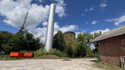 Новий водогін під'єднають до водонапірної башти, яку в Південному звели минулої осені Новий водогін під'єднають до водонапірної башти, яку в Південному звели минулої осені