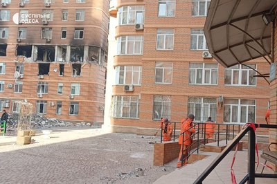 В Одесі у багатоповерхівці прибирають наслідки від атаки РФ. ФОТО В Одесі у багатоповерхівці прибирають наслідки від атаки РФ. ФОТО