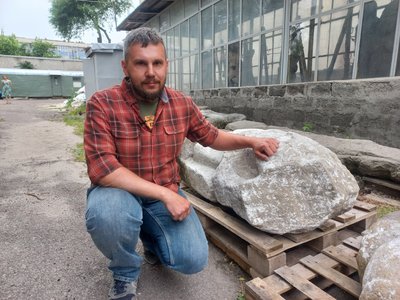 "Якщо їх не вивезти – вони зникнуть". З Донеччини до Дніпра вп'яте евакуювали кам'яних баб "Якщо їх не вивезти – вони зникнуть". З Донеччини до Дніпра вп'яте евакуювали кам'яних баб