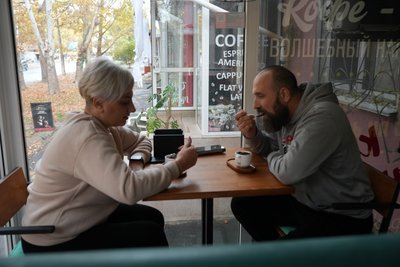 "Кава — це вид психотерапії". Херсонська кав'ярня продовжує працювати у найбільш небезпечному районі міста "Кава — це вид психотерапії". Херсонська кав'ярня продовжує працювати у найбільш небезпечному районі міста