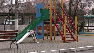 Дитячий майданчик поруч із будинком Дитячий майданчик поруч із будинком