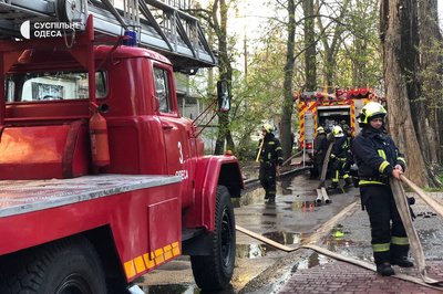 Масштабна пожежа в Одесі: три квартири пошкодило вогнем, травмувався чоловік