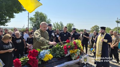 На Дніпропетровщині попрощалися з поліцейським КОРД (стрілецький) Миколою Березюком, який загинув у бою на Донеччині На Дніпропетровщині попрощалися з поліцейським КОРД (стрілецький) Миколою Березюком, який загинув у бою на Донеччині
