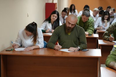 Медики, військові, представники Університету третього віку. Жителі Дніпра долучились до написання радіодиктанту