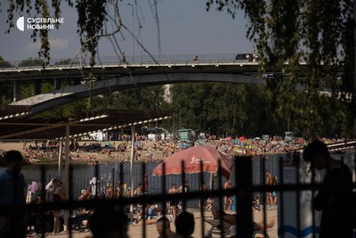 Люди купаються та загоряють на муніципальному пляжі "Молодіжний" у Гідропарку, Київ, 13 липня 2024 року Люди купаються та загоряють на муніципальному пляжі "Молодіжний" у Гідропарку, Київ, 13 липня 2024 року