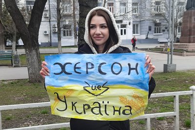 Три роки як Херсон — "Місто-герой України". Що згадують учасники мітингів спротиву російській окупації Три роки як Херсон — "Місто-герой України". Що згадують учасники мітингів спротиву російській окупації