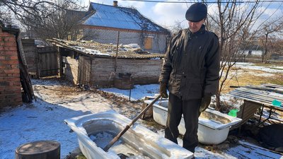 селище Зелений Гай Комарська громада Григорій розбиває лід у ванній Донецька область 26 лютого 2025 рік селище Зелений Гай Комарська громада Григорій розбиває лід у ванній Донецька область 26 лютого 2025 рік