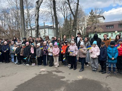 У Житомирі учні, батьки і вчителі житомирського ліцею передали автівку для ЗСУ У Житомирі учні, батьки і вчителі житомирського ліцею передали автівку для ЗСУ