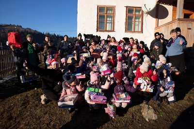 Благодійники привезли подарунки від Святого Миколая дітям з гірських сіл Буковини Благодійники привезли подарунки від Святого Миколая дітям з гірських сіл Буковини